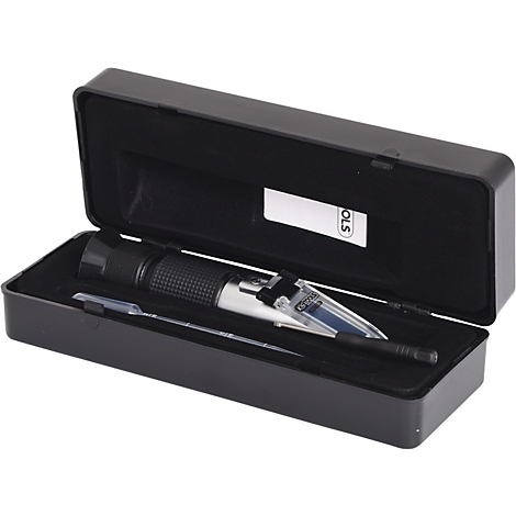 Refraktometer in schwarzem Kasten. Glasprisma, Pipette und schwarzer Griff. Deckel teilweise geöffnet.